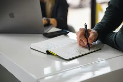 Aufhebungsvertrag und Sperrzeit: Die teure Falle beim Arbeitslosengeld